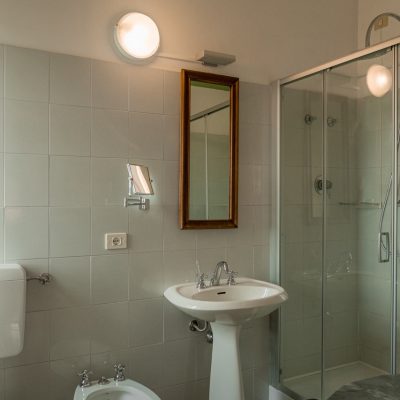 camera 5 bagno - Real Castello di Verduno, Albergo e Ristorante