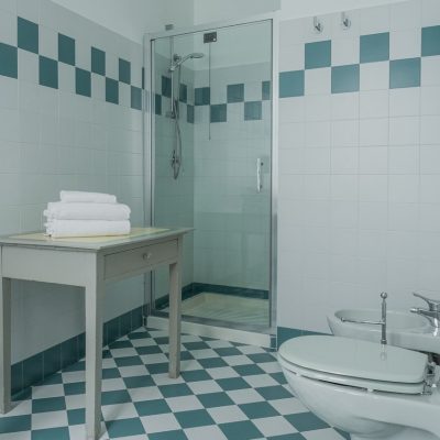 camera 210 bagno - Real Castello di Verduno, Albergo e Ristorante